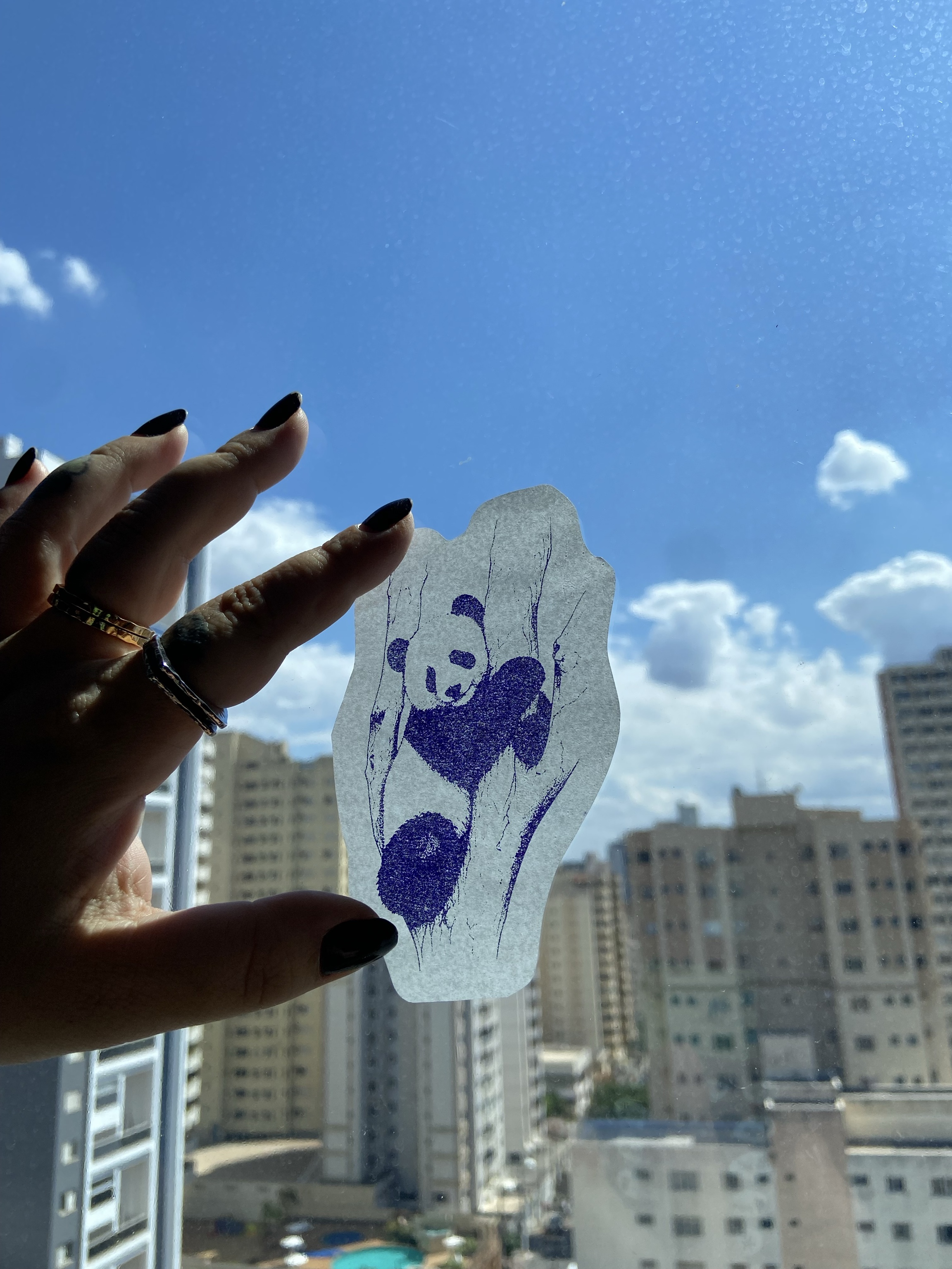 Flash autoral de panda abraçado a uma árvore
