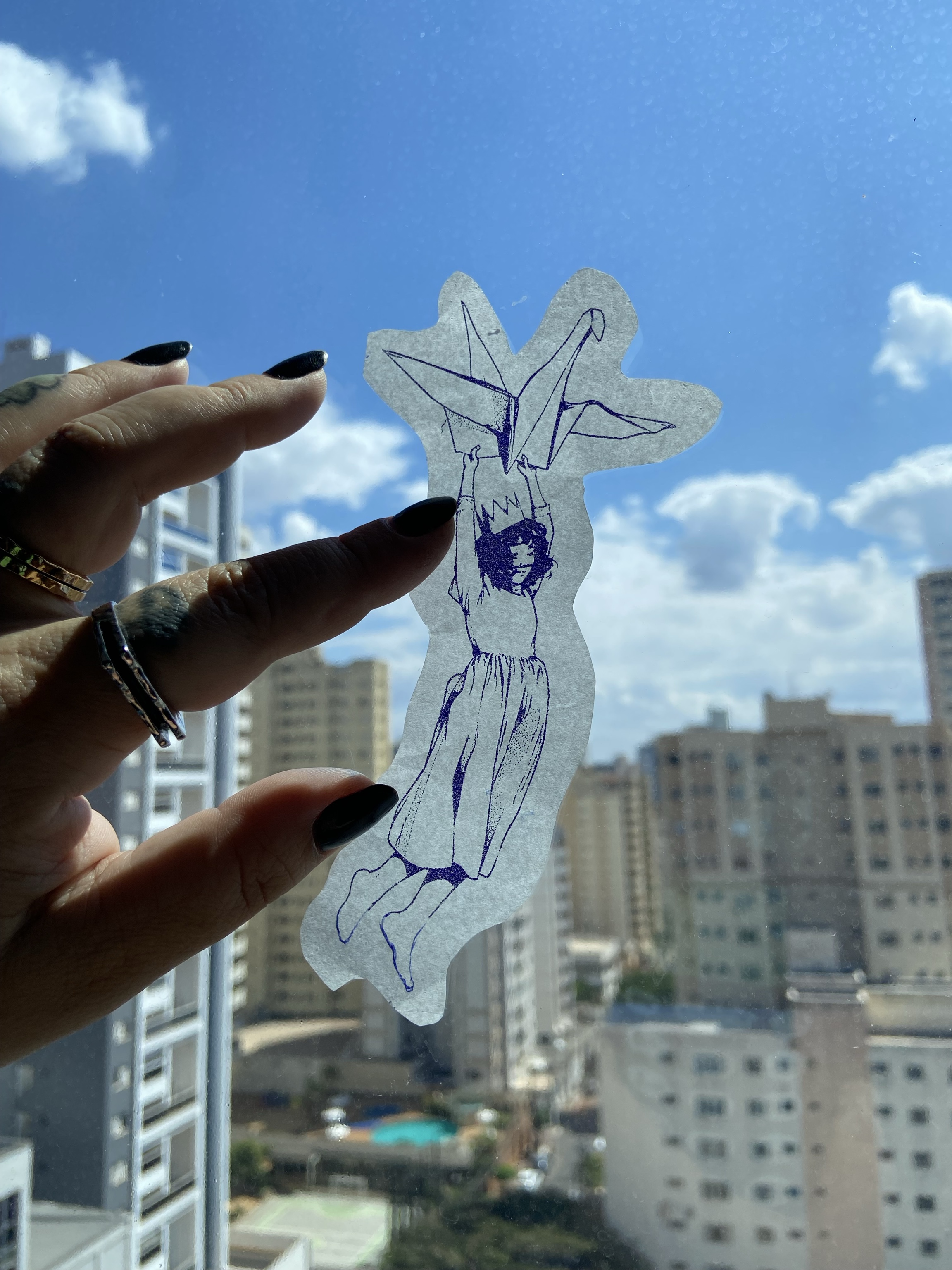 Flash de personagem segurando um pássaro de papel