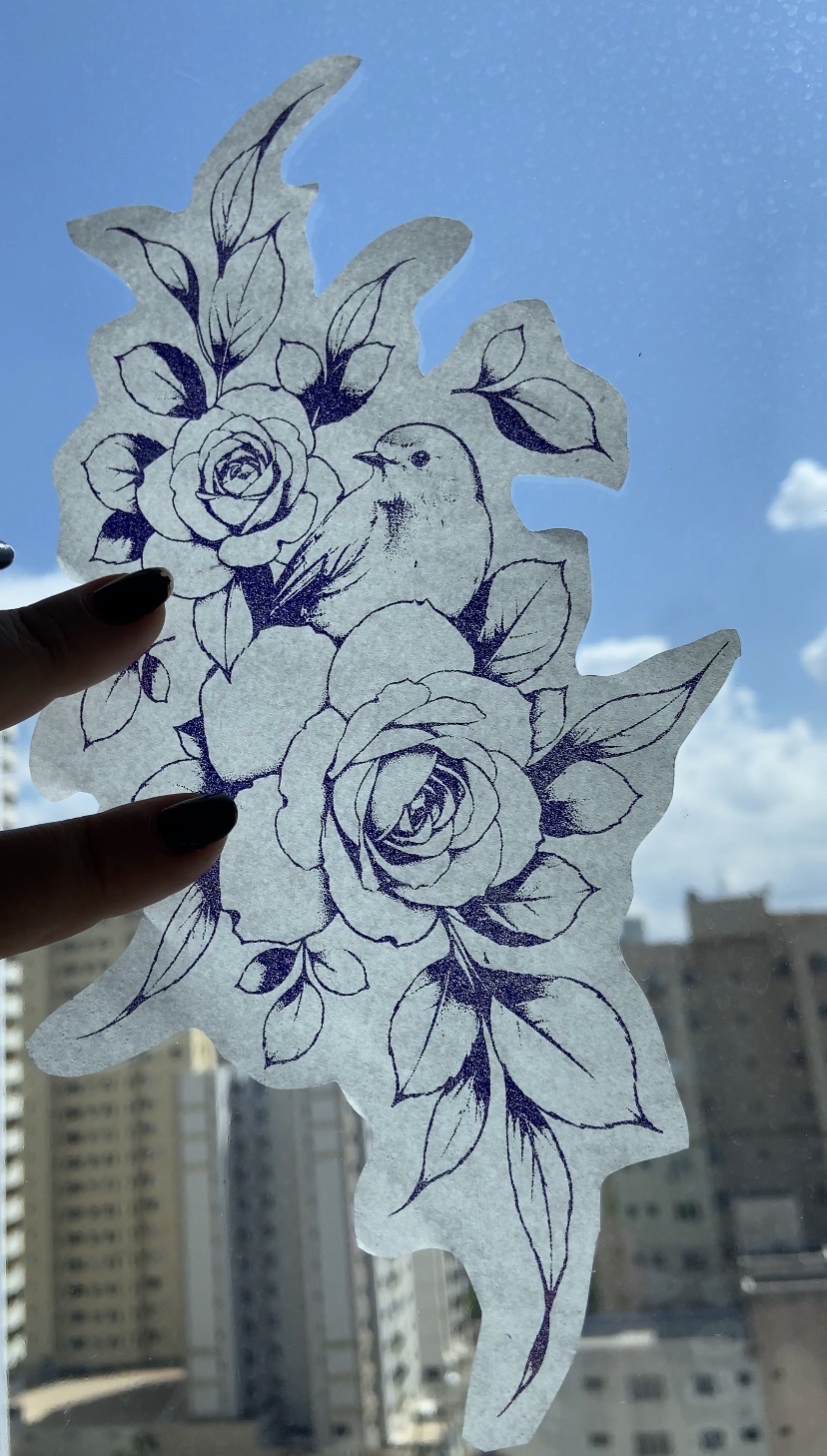 Flash de pássaro entre rosas e folhagens