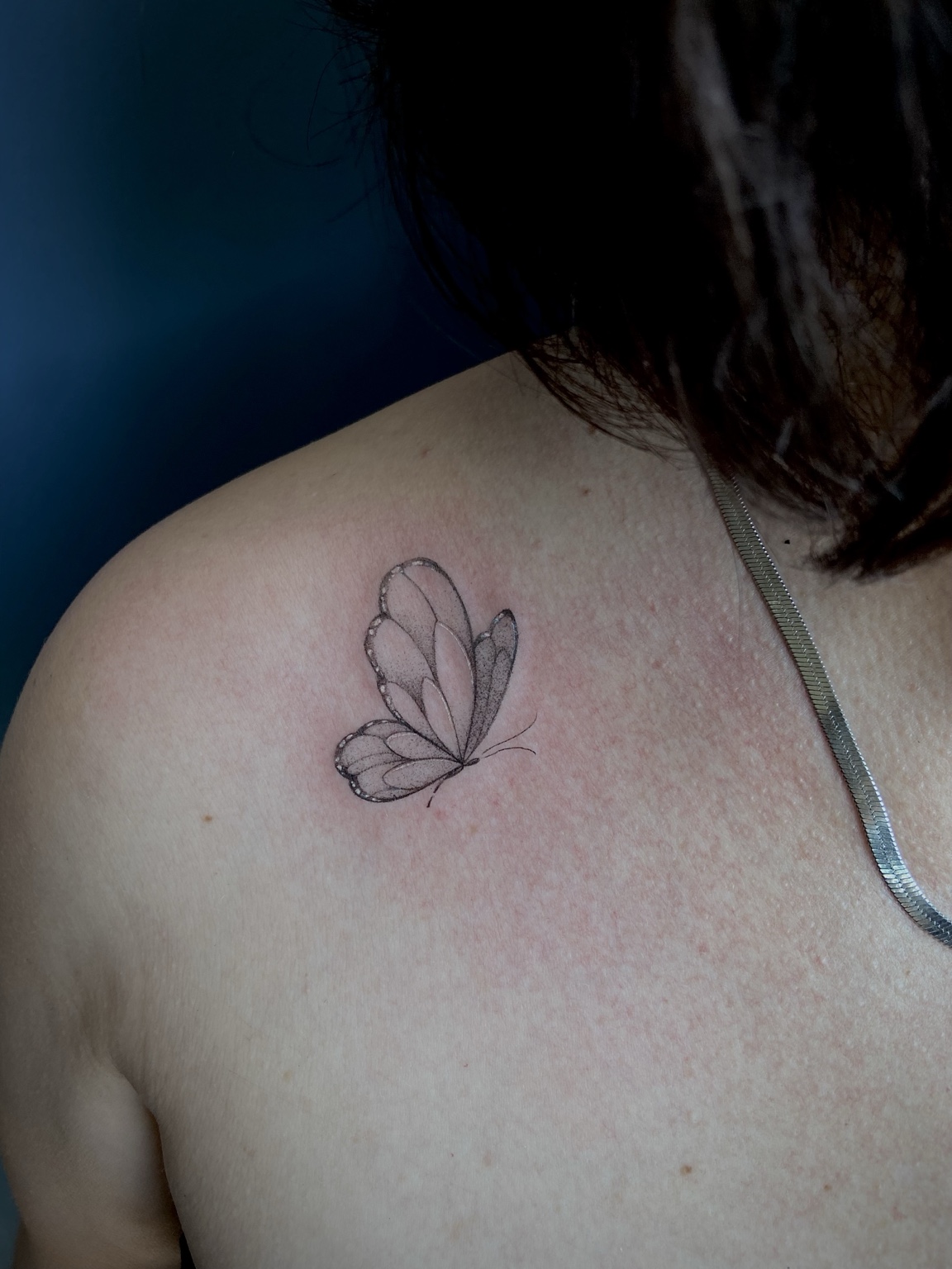 Tatuagem fineline de borboleta no ombro