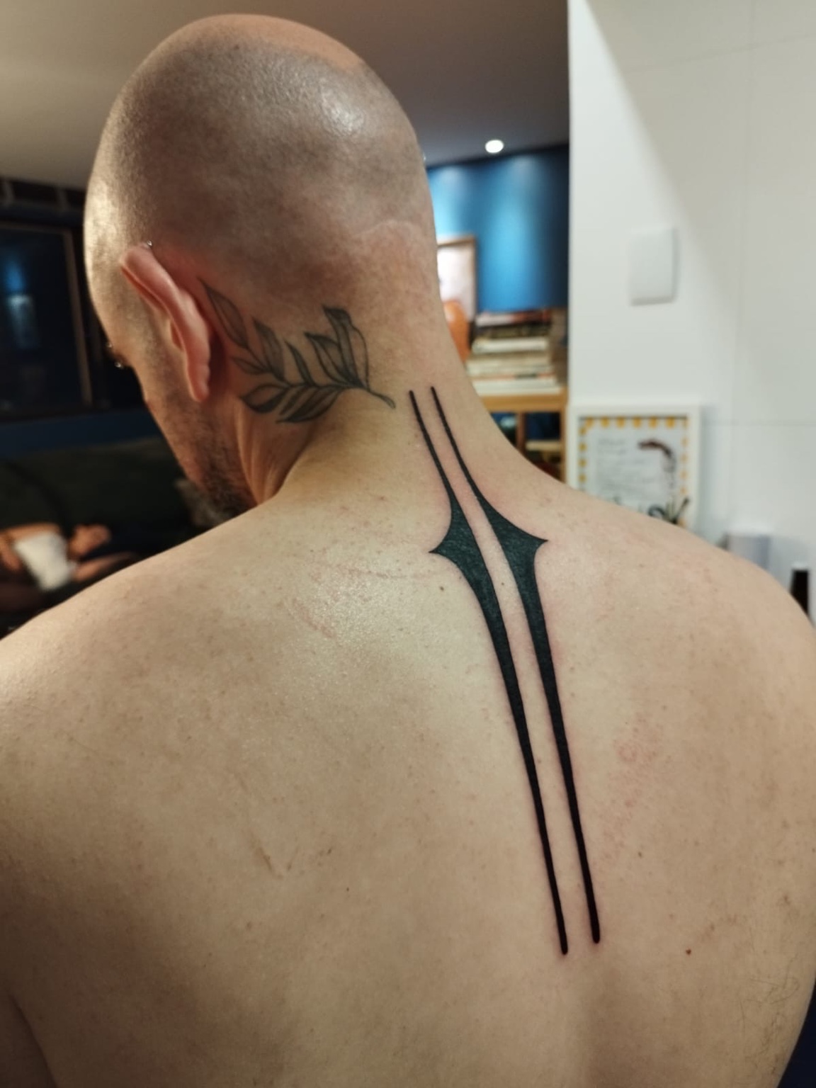 Tatuagem blackwork geométrica alongada nas costas