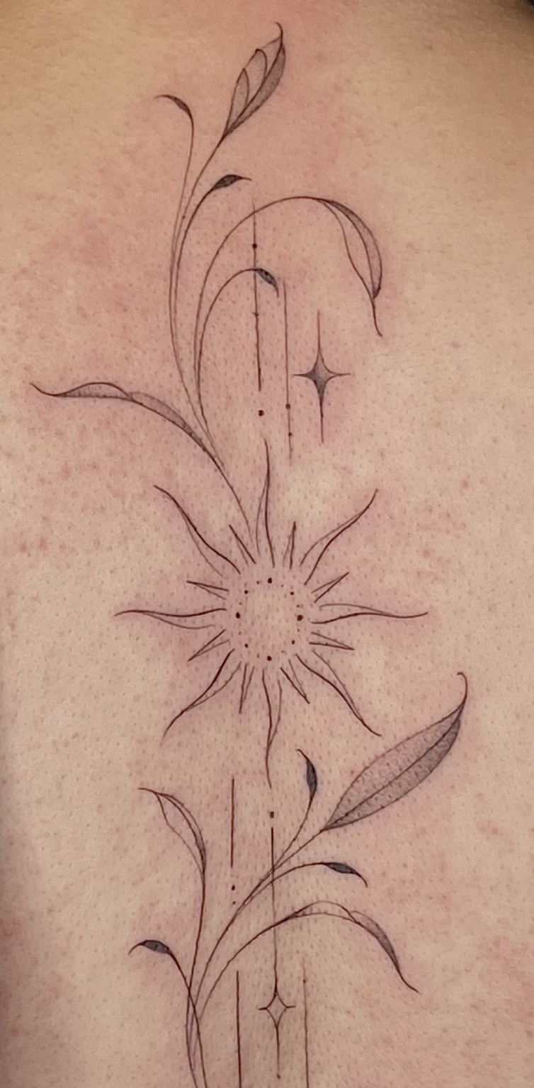 Tatuagem floral ornamental fineline