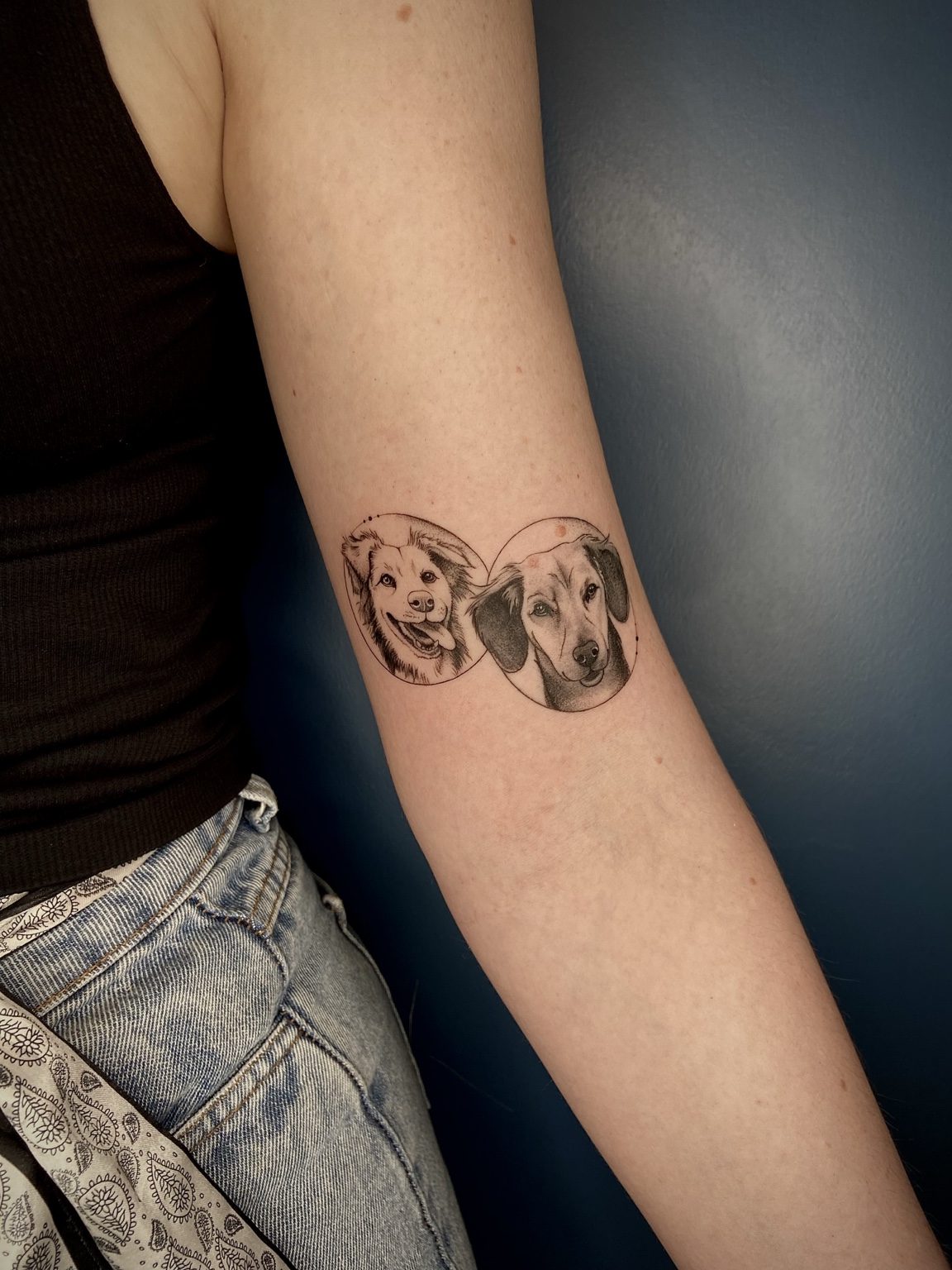 Tatuagem de retrato de dois cães