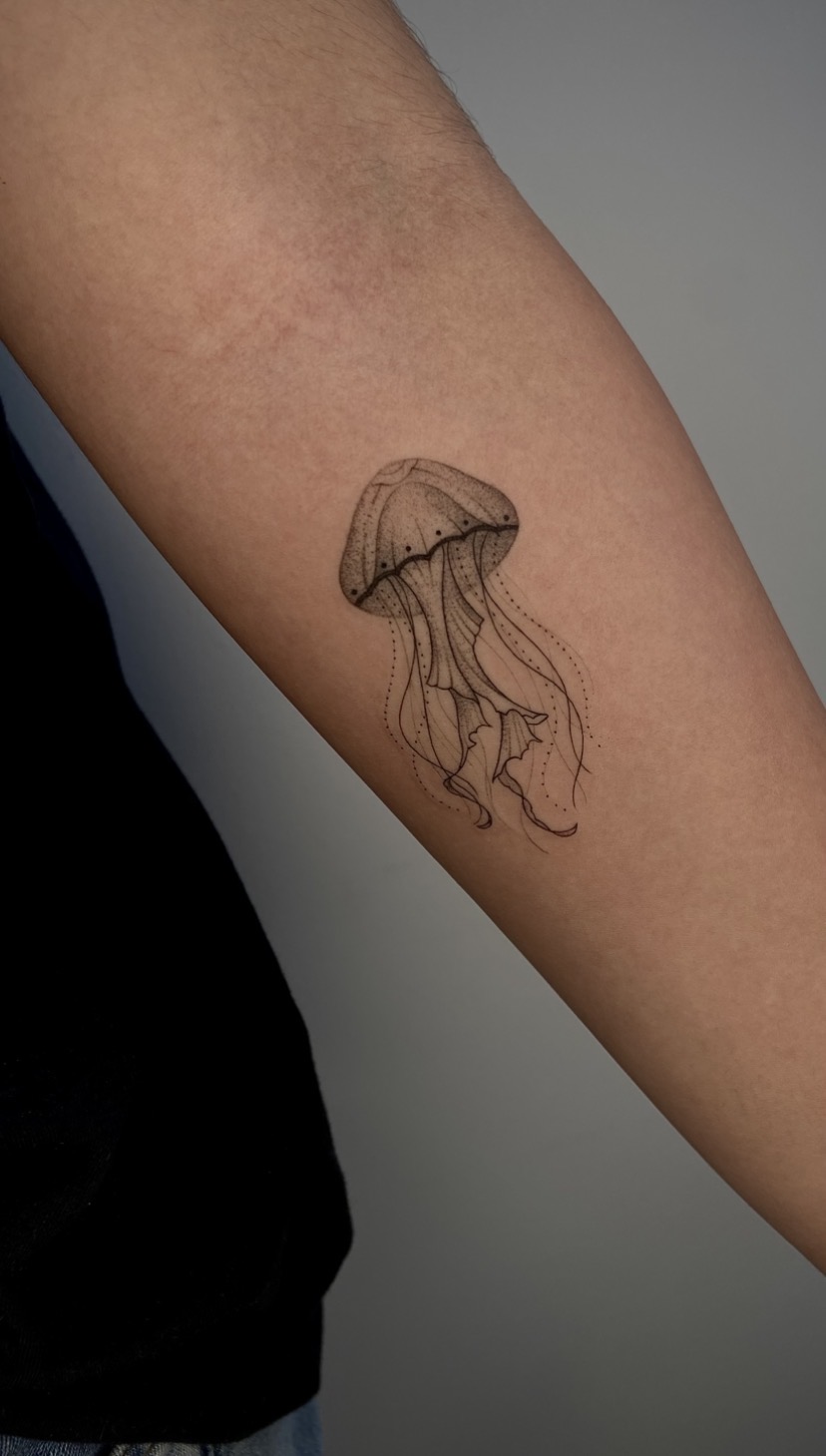 Tatuagem delicada de água-viva