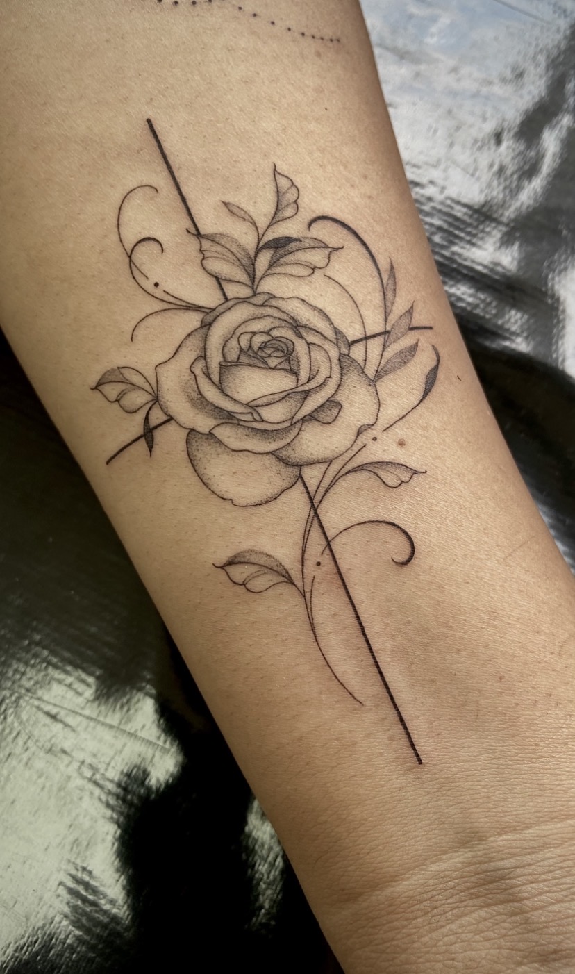 Tatuagem fineline de rosa com linhas orgânicas