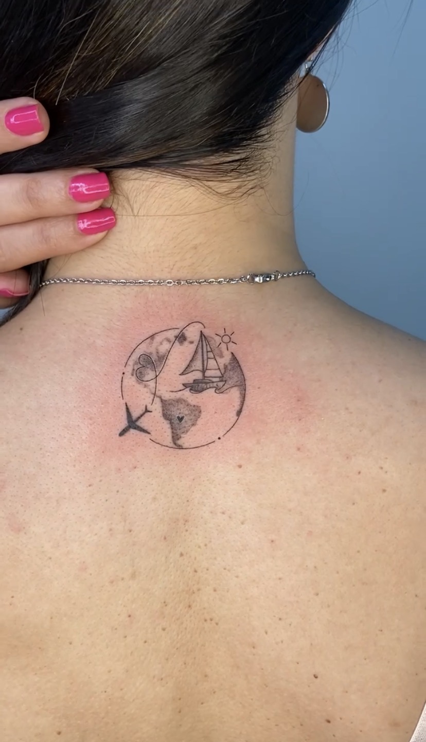 Tatuagem pequena de viagem com barco e avião