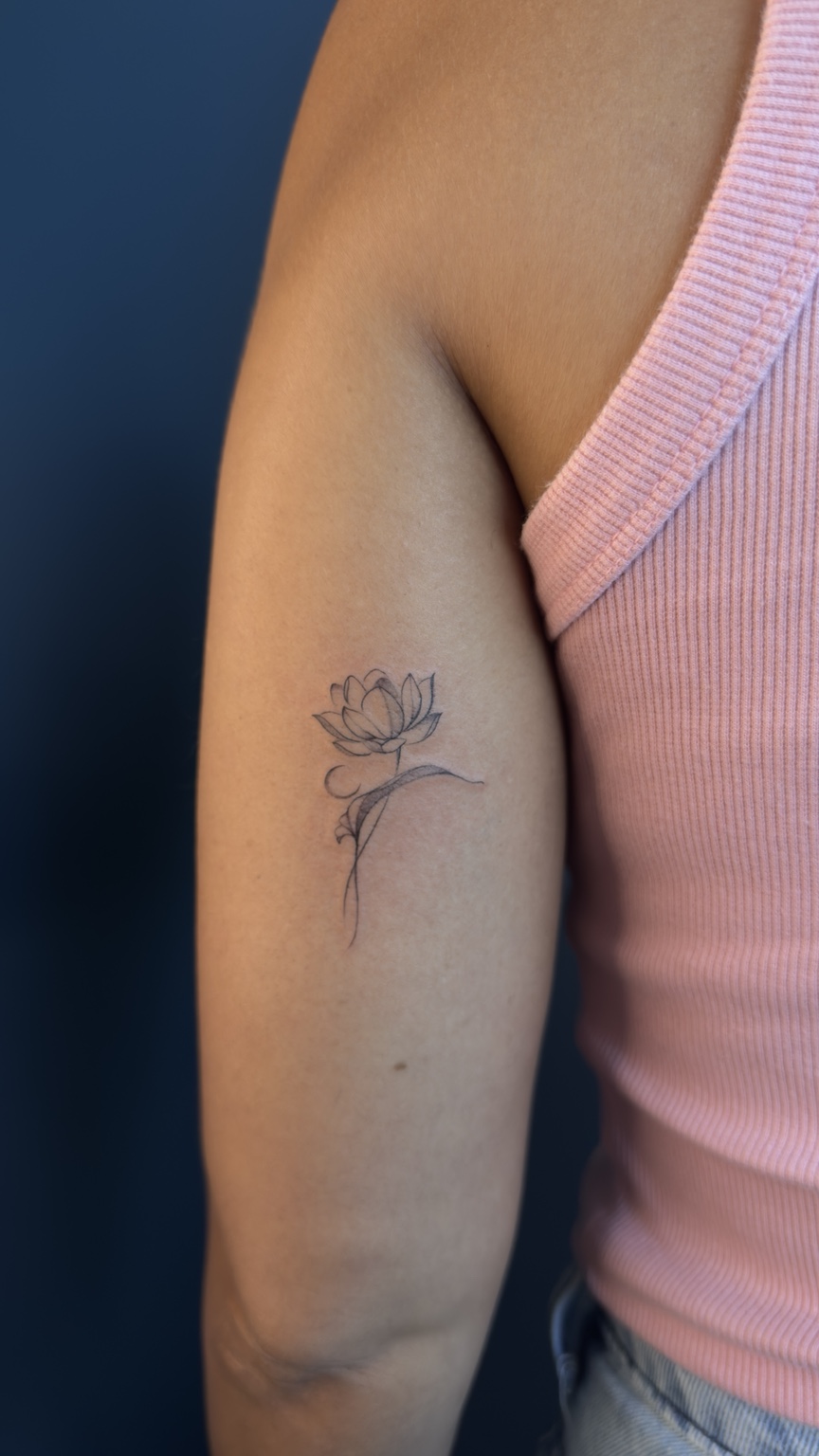 Tatuagem fineline de pequena flor